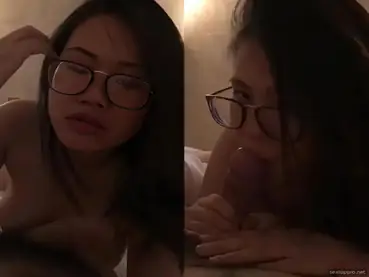 Kekasihku yang bermata kaca yang cantik terpesona oleh penis besar.